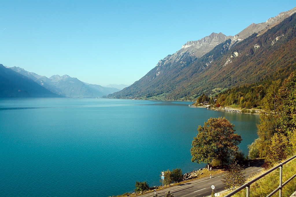 Am 02.10.2011 mit der RB der zb von Brienz nach Interlaken. Hier bei Brienz West der Blick aus dem Zug ber den Brienzersee Richtung Interlaken.