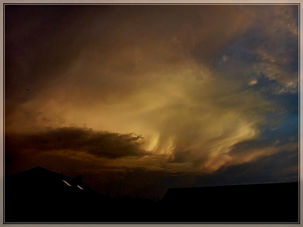 Am 05.06.2011 gegen 21.45 Uhr war dieses Wolkenschauspiel am Himmel ber Erpeldange zu beobachten. (Jeanny)