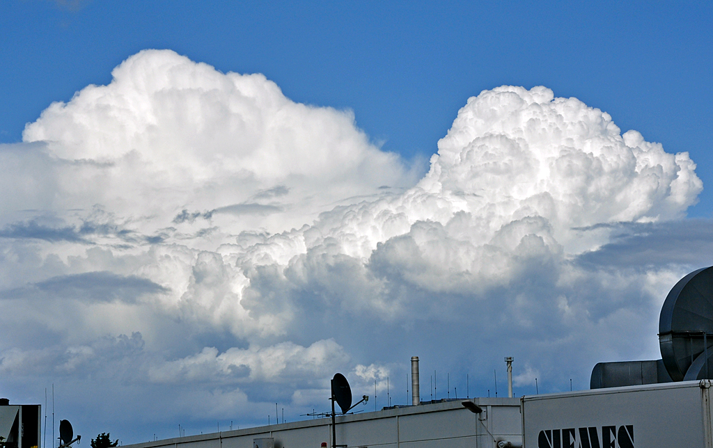Am 18.06.2011 war  Wolkentag  im Raum Euskirchen, hier bilden sich gewaltige Wolkentrme. 