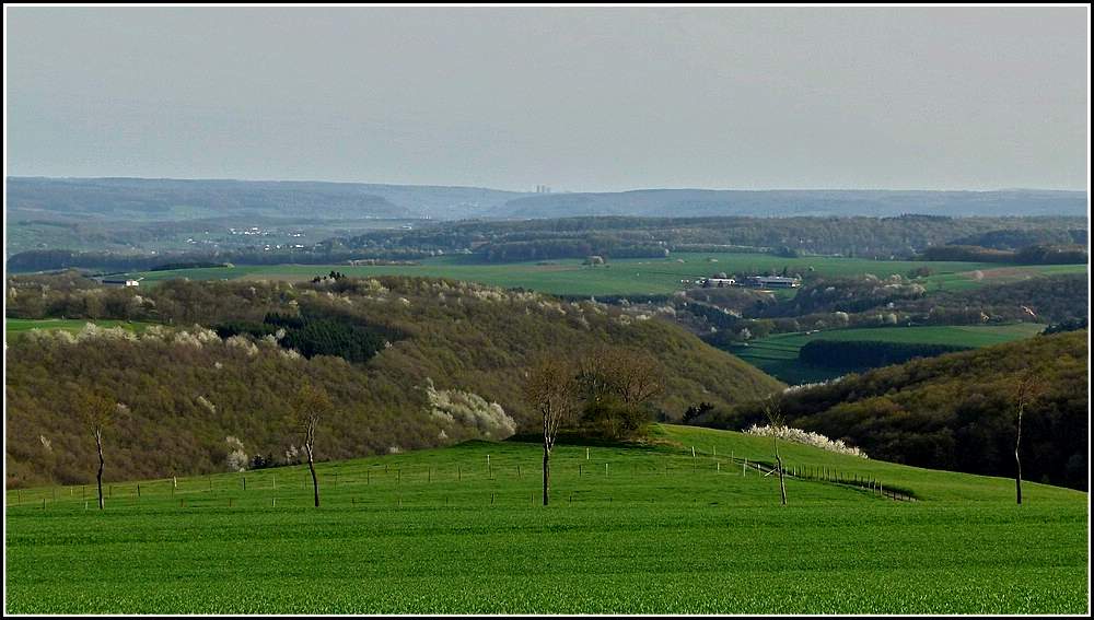 Am Aussichtspunkt  Napoleonsbeemchen  in Bourscheid sieht man an klaren Tagen bis nach Luxemburg Stadt. 10.04.2011 (Jeanny)