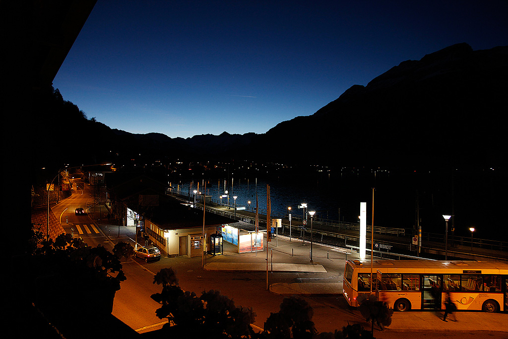 Am frhen Herbstmorgen in Brienz. Blick in Richtung Bahnhof der zb und nach Osten, 29. Okt. 2010, 07:20