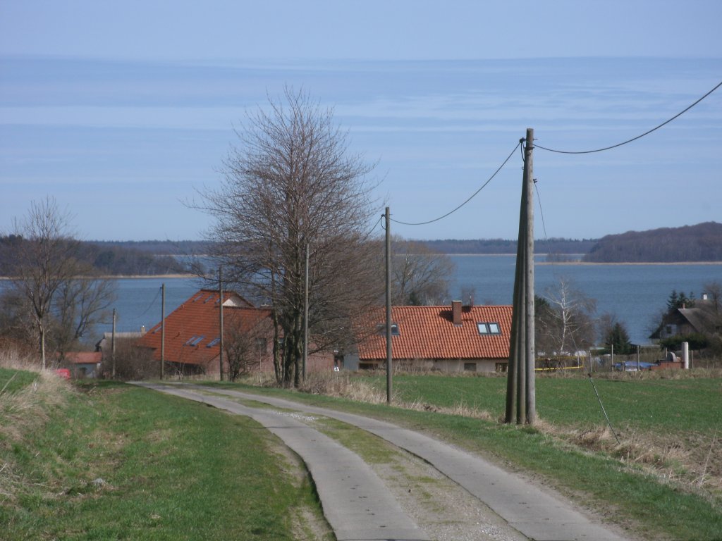 Am Kleinen Jasmunder Bodden und in einer Talsenke liegt das Drfchen Buschvitz.Aufnahme am 10.April 2011.