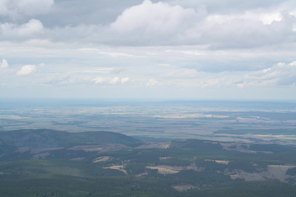 Am Nachmittag des 28.08. auf dem Brocken; Sonnenlichtflecken und Wolkenschatten wandern ber das nrdliche Harzvorland und die Norddeutsche Tiefebene; Blick Richtung Wolfsburg (Bildmitte unter dem Horizont)und Elm (rechts daneben). 