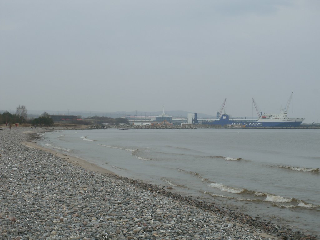 Am Strand von Neu-Mukran kann man bis zum Fhrhafen schauen.Aufnahme vom 03.April 2011.