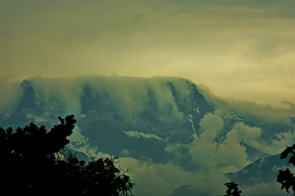 An diesem Tag wurde vor dem grossen Regen aus dem Sden gewarnt, die ersten Vorboten waren dann sehr eindrcklich zu sehen. Die Wolken schoben sich ber den Dents-de-Midi. Es sah aus als ob er berkochen wrde. Wenige Stunden spter setzte dann der Regen wie angekndigt ein.
(14.08.2010)