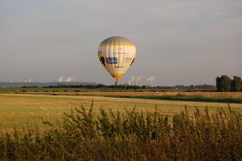 An einem sonnigen Abend machte ich dieses Foto im Dyckerlndchen zwischen Grevenbroich und Mnchengladbach. Der Pilot suchte eine geeignete Stelle sein Luftfahrzeug zu landen.