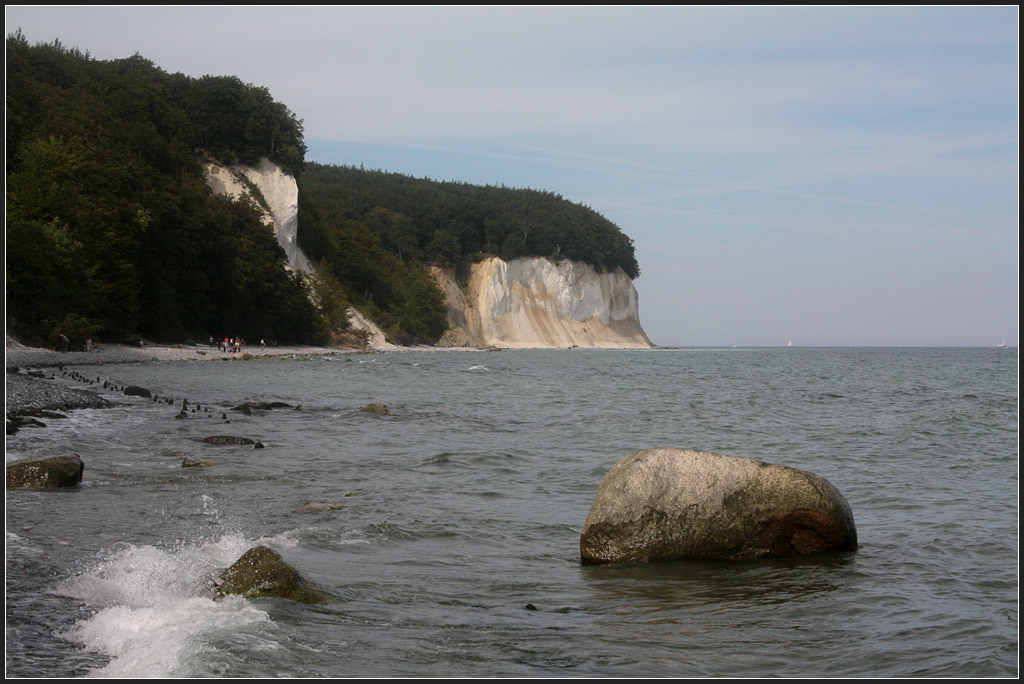 An den Kreidefelsen - 

Auch vom Ufer aus sind die Kreidefelsen auf Rügen sehr beeindruckend. Der Weg hier entlang ist etwas beschwerlicher und immer mit dem Gefühl im Hintergrund, ob nicht ein großes Stück jeden Moment abrutschen könnte (ein paar Tage vor unserem Besuch war ein größerer Abrutsch). 

Halbinsel Jasmund am 21.08.2011 (M)
