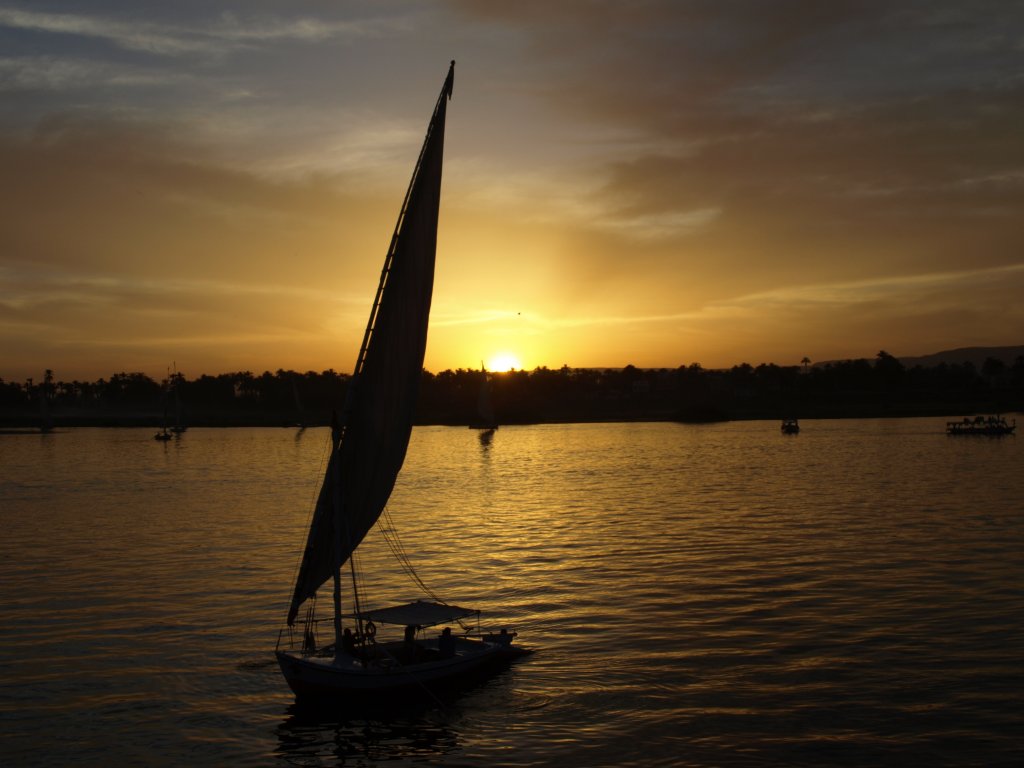 April 2012: Sonnenuntergang auf dem Nil in Luxor