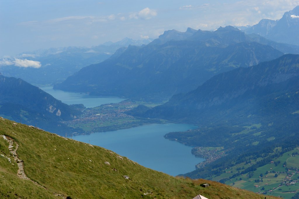 Auch am Niesen kann man schne Landschaftsfotos vom Kanton Bern machen. Hier sieht man den Thunersee, den Brienzersee und dazwischen die Stadt Interlaken. Das Bild entstand am 02.09.2009.