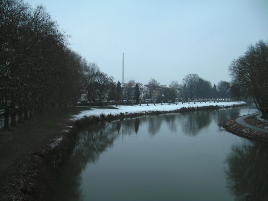 Auch dieses Foto wurde in Saarbrcken gemacht. Fotografiert wurde das Foto auf der Bismarck Brcke mit Blick zum Stadten. Die Wiese die mit Schnee bedeckt ist wird im Sommer als Liegewiese benutzt. Das Foto habe ich am 26.01.2010 gemacht.