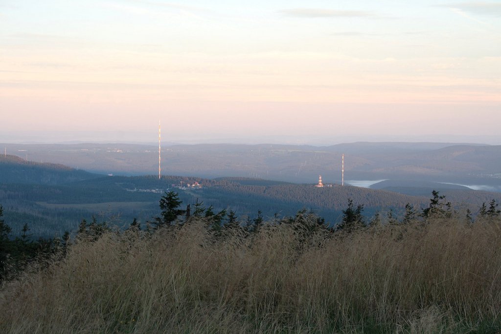 Auf dem Brocken im ersten Morgensonnenlicht; Blick am frhen Morgen des 28.08.2012 vom Gipfelrundweg Richtung Westen ber Torfhaus mit seinen Riesenantennen und Bergreihen des westlichen Oberharzes mit Clausthal-Zellerfeld bis zu den Weserberglandschaften am Horizont.