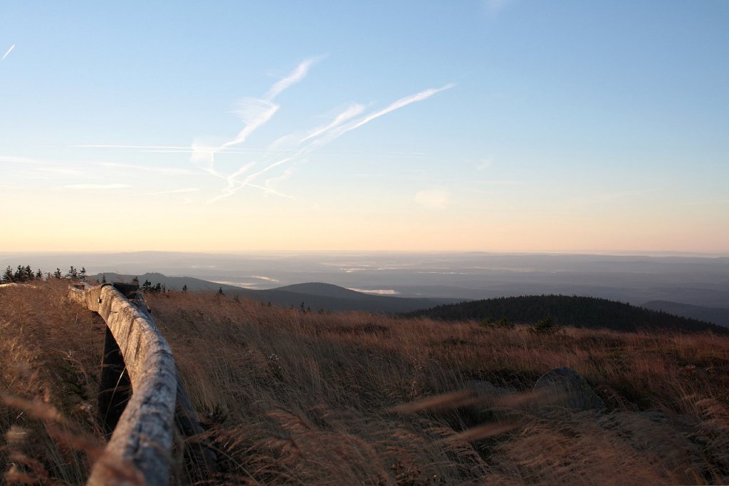 Auf dem Brocken nach Sonnenaufgang; Blick am frhen Morgen des 28.08.2012 vom Gipfelrundweg Richtung Osten ber Hohneklippen, Erdbeerkopf und Heinrichshhe, den Ostharz bis zur Hainleite und dem Kyffhuser in Thringen.