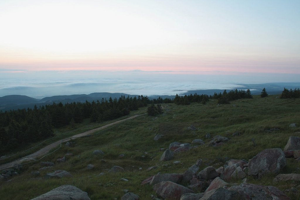 Auf dem Brocken vor Sonnenaufgang - ein Wolkenmeer bedeckt Norddeutschland rund um den Harz; Blick am 12.07.2013 von der Treppe des Brockenhauses Richtung Osten...