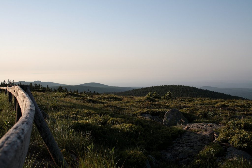 Auf dem Brockengipfelplateau am frhen Morgen des 19.06.2013; hinter den Hohneklippen, dem Erdbeerkopf und der Heinrichshhe liegt der Ostharz unter ausgedehnten Nebelschwaden im Gegenlicht der Morgensonne...