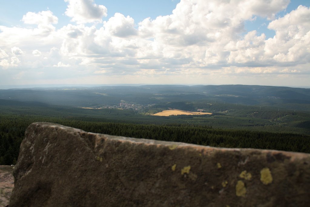 Auf dem Felsturm der Wolfswarte; Blick am spten Nachmittag des 04.08.2012 von der Felskanzel Richtung Westen ber Altenau auf der Hochflche des westlichen Oberharzes bis zu den Weserberglandschaften am Horizont...