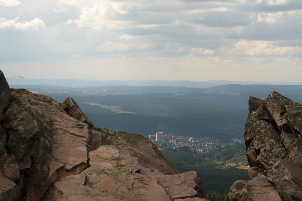 Auf dem Felsturm der Wolfswarte; Blick am spten Nachmittag des 04.08.2012 von der Felskanzel Richtung Westen ber Altenau und Clausthal-Zellerfeld auf der Hochflche des westlichen Oberharzes bis zu den Weserberglandschaften am Horizont...