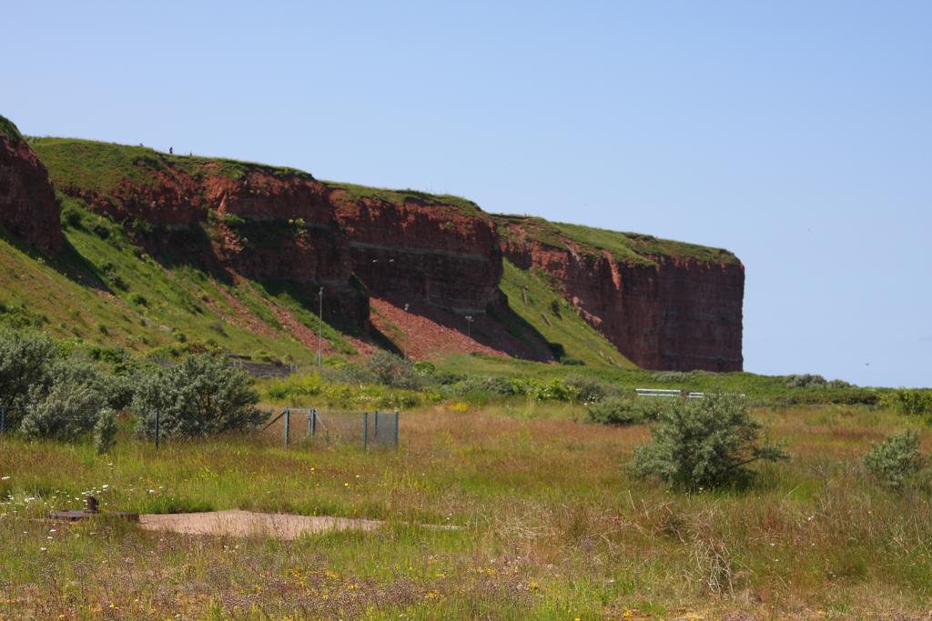 Auf dem nrdlichen Teil der Insel Helgoland bietet sich dieser Anblick in Richtung
Oberland. Auf der anderen Seite steht die bekannte  Lange Anna .
Die Aufnahme entstand am 6.7.2013.