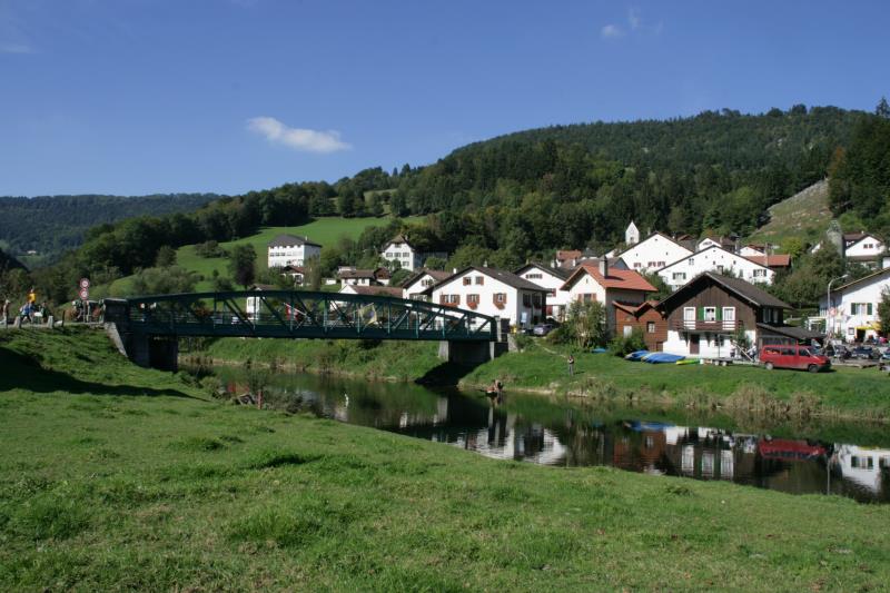 Auf einer Lnge von 29 km fliet der Doubs durch den Schweizer Kanton Jura. Den Teil des Doubs nennt man Clos du Doubs. Der Doubs bei Soubey; 19.09.2010