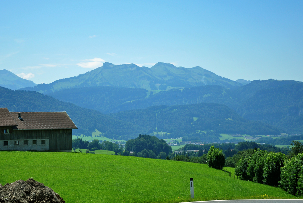 Auf der  Riedberg-Pastrasse  von Fischen/Allgu nach Bregenz, Blick auf sterreichs Bergwelt in  Vorarlberg - 16.07.2011