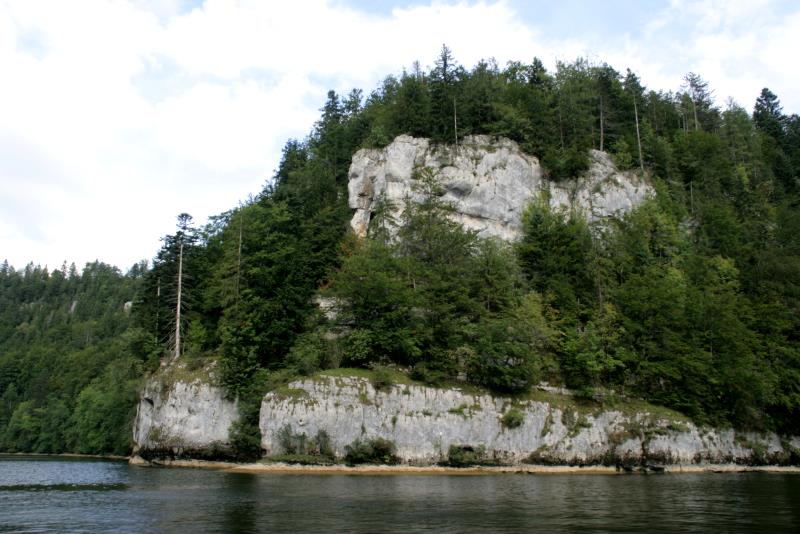 Auf seinem Weg durch die Jura durchfliet der Doubs einige Seen. So den bekannten Lac des Brenets bei Le Locle mit seinen Felsformationen; 18.09.2010