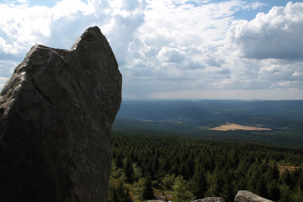 Auf der Wolfswarte am spten Nachmittag des 04.08.2012; Blick ber Altenau im westlichen Oberharz bis zu Weserberglandschaften am Horizont.