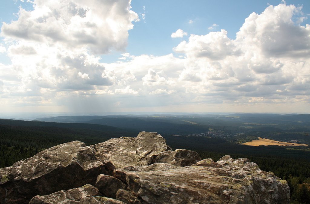 Auf der Wolfswarte; Blick am spten Nachmittag des 04.08.2012 von der Felskanzel  Richtung Westen ber Altenau auf der Hochflche des westlichen Oberharzes bis zu den Weserberglandschaften am Horizont...