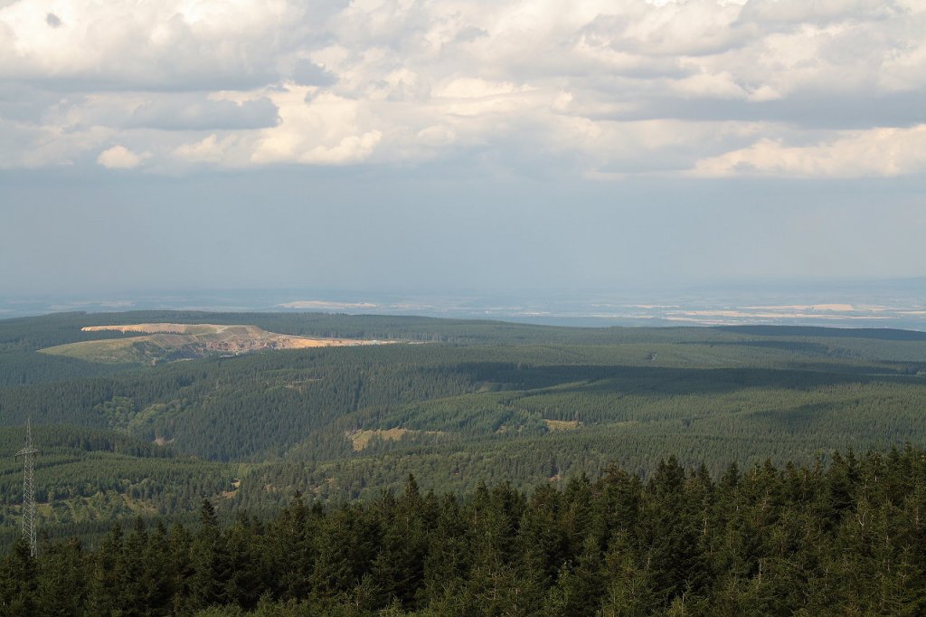 Auf der Wolfswarte; Blick am spten Nachmittag des 04.08.2012 von der Felskanzel Richtung Norden ber den Diabassteinbruch auf der Hochflche des Oberharzes bis ins nrdliche Harzvorland hinein... 