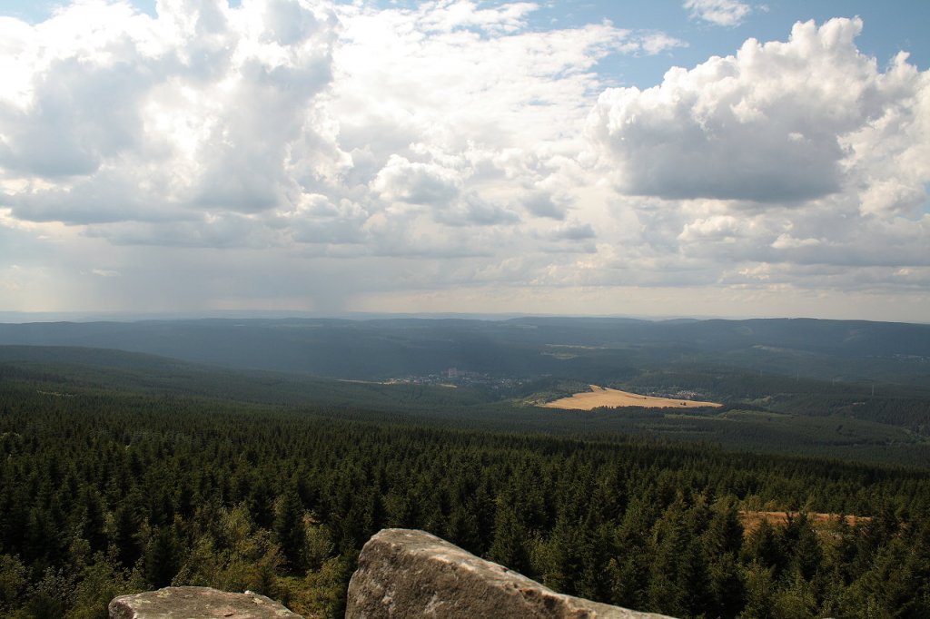 Auf der Wolfswarte; Blick am spten Nachmittag des 04.08.2012 von der Felskanzel in Richtung Westen ber Altenau auf der Hochflche des westlichen Oberharzes bis zu den Weserberglandschaften jenseits des Harzes, wo gerade Regenschauer niedergehen...