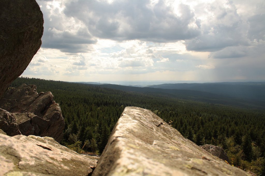 Auf der Wolfswarte (Felsturm auf dem Bruchberg); Blick am spten Nachmittag des 04.08.2012 von der Felskanzel in Richtung Sdwesten ber den Nordwesthang des Bruchbergs, Bergreihen des westlichen Oberharzes bis zu den Weserberglandschaften am Horizont...