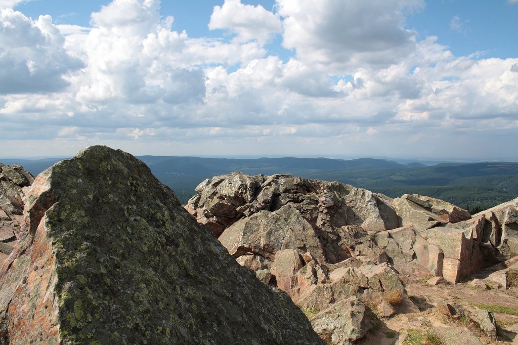 Auf der Wolfswarte im Nationalpark Harz; Blick am spten Nachmittag des 04.08.2012 Richtung Norden ber das Okertal bis in`s nrdliche Harzvorland.