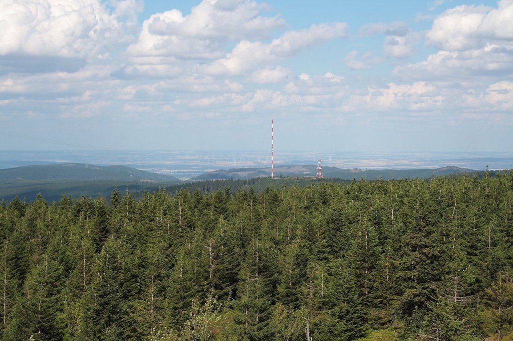 Auf der Wolfswarte im Nationalpark Harz; die riesigen Antennen bei Torfhaus vor der Kulisse des Harzvorlandes: Blick am spten Nachmittag des 04.08.2012 von der Felskanzel der Wolfswarte Richtung Nordosten ber das Ilsetal und das nrdliche Harzvorland bis zum Elm (links am Horizont) und Huy (rechts) und darber hinaus...