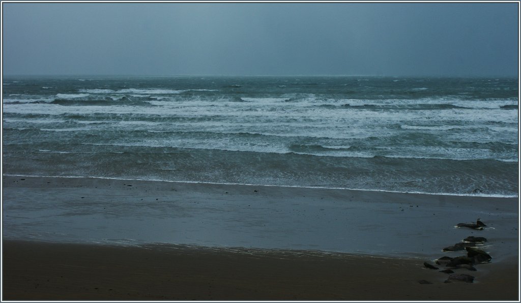 Aufgewhlt kommt der Atlantik am Beach von Inch an.
(17.04.2013)
