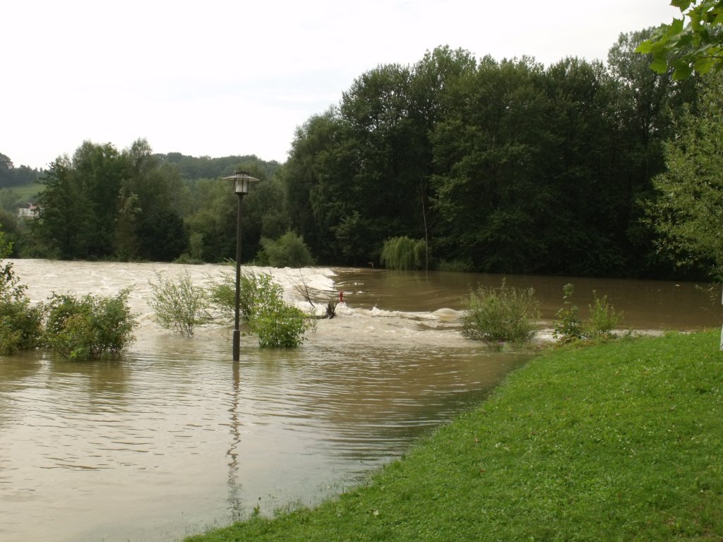 Aufgrund von Regenfllen, werde ich bestimmt nicht der einzige sein der berflutungsbilder einstellt. Zusehen ist ein ehemaliger Sporn zu einer Insel bei Windorf (das ist in der Nhe von Vilshofen) Der Sporn verlief ungefhr in der Bildmitte zur Insel hin. Vor 5 Tagen sind wir da noch zum Zeltln rber gefahrn. Das Problem: Unsere Zelte befinden sich noch vollaufgebaut auf der Insel und Die Feuerwehr musste unsere Privatsachen evakuieren. Damit ging eine Woche Zeltlager zuende!