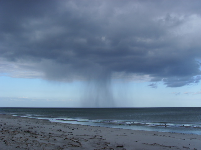 aufkommender Regenguss ( Wasserhose ) , aufgenommen am 04.05.2010 am Strand von Lobbe / Insel Rgen