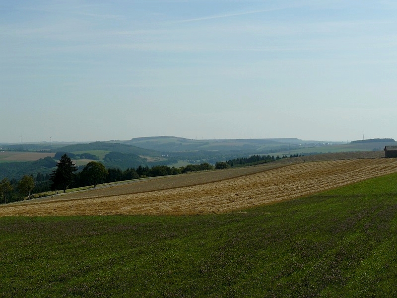 Aufnahme von Bourscheid in stliche Richtung, im Hintergrund ist das Oberbecken des Pumpspeicherwerkes von Vianden zu sehen. 10.08.2010