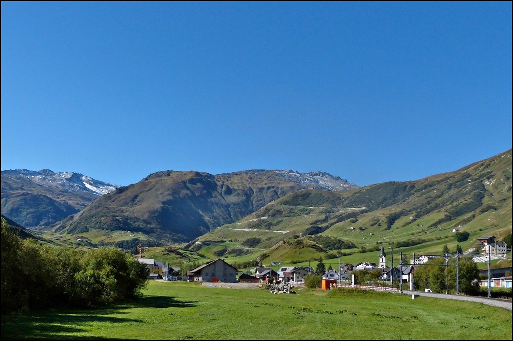 Aus der Matterhorn Gotthard Bahn hat man eine schne Aussicht auf den Furkapass. 16.09.2012 (Hans)