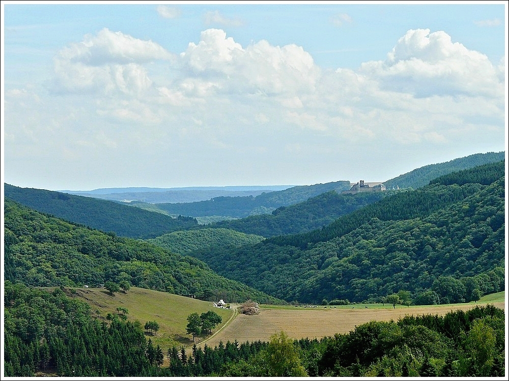 Aus dieser Sicht wird der strategische Standpunkt der Burg Bourscheid ersichtlich. Das Bild wurde am 02.08.10 zwischen Schlindermanderscheid und Consthum aufgenommen.