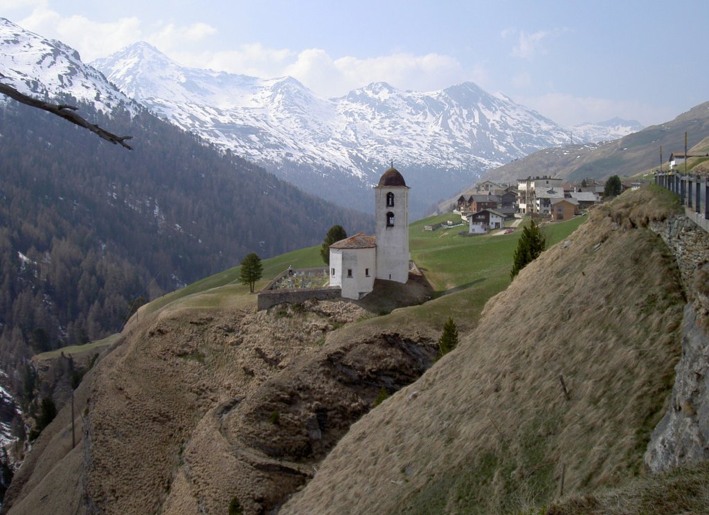 Ausblick auf das Ferrera Tal mit der Ref. Kirche von Avers, Graubnden (21.04.2011)