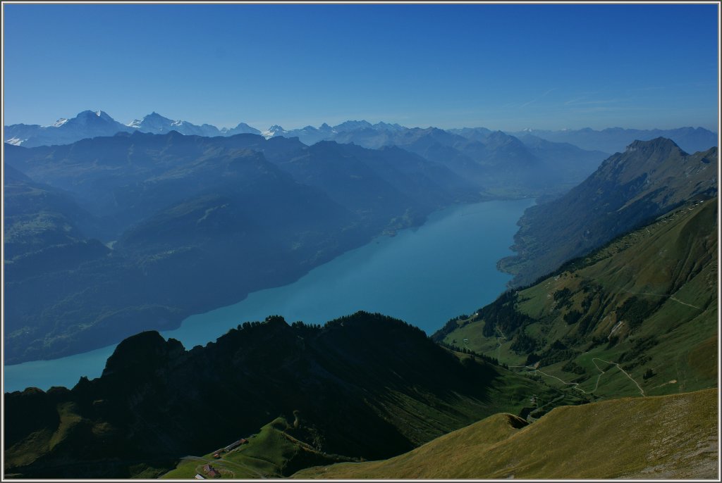 Ausblick vom Brienzer Rothorn ber den Brienzersee und die Berner Alpen.
(01.10.2011)