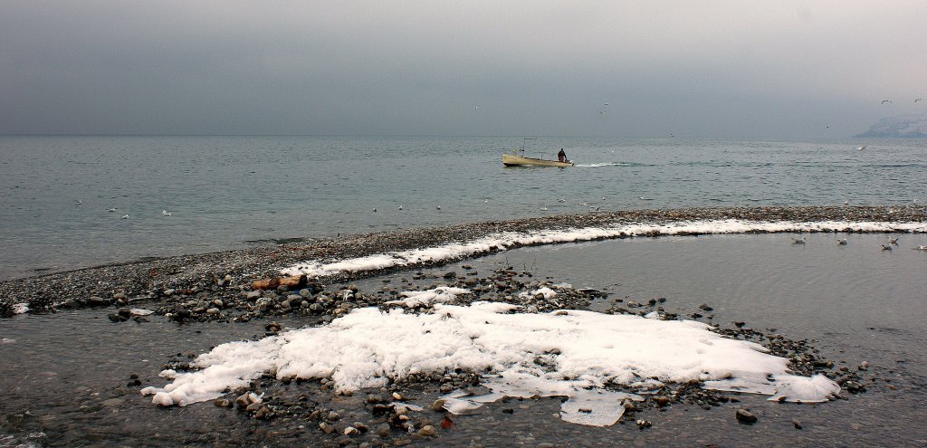 Ausser dem Fischer und den Mwen befindet sich an diesem kalten Tag niemand auf dem See.
(29.12.2011)