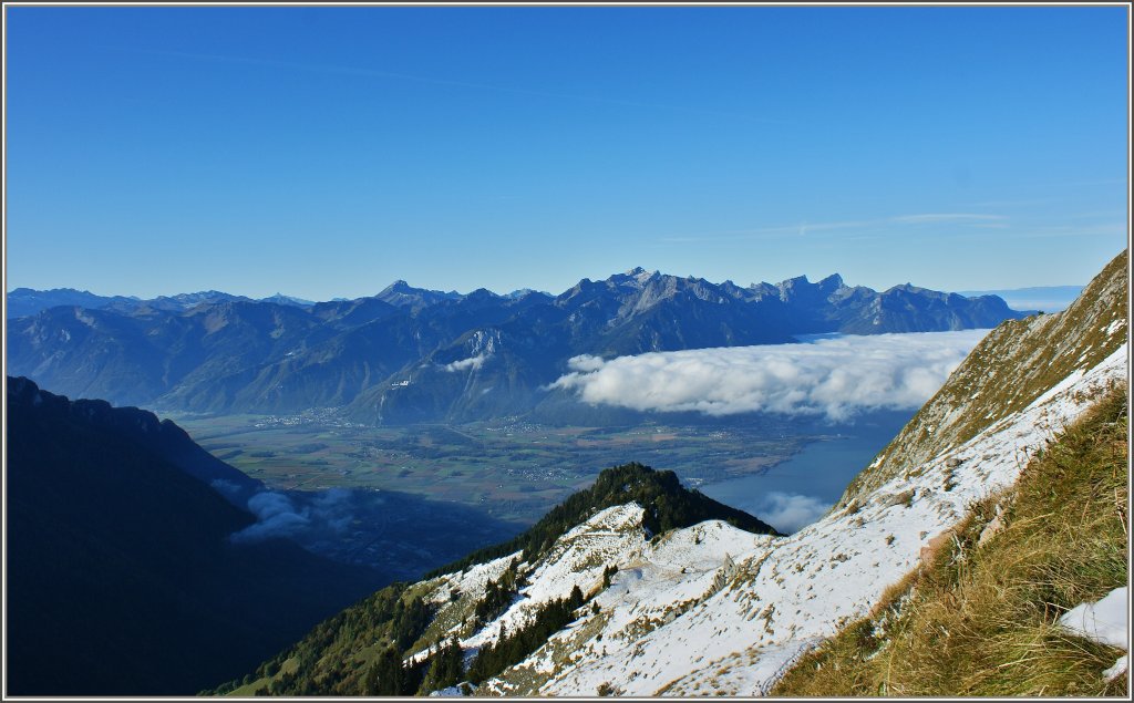 Aussicht auf das Rhonetal und die Walliserberge vom Rochers-de-Naye.
(12.10.2011)
