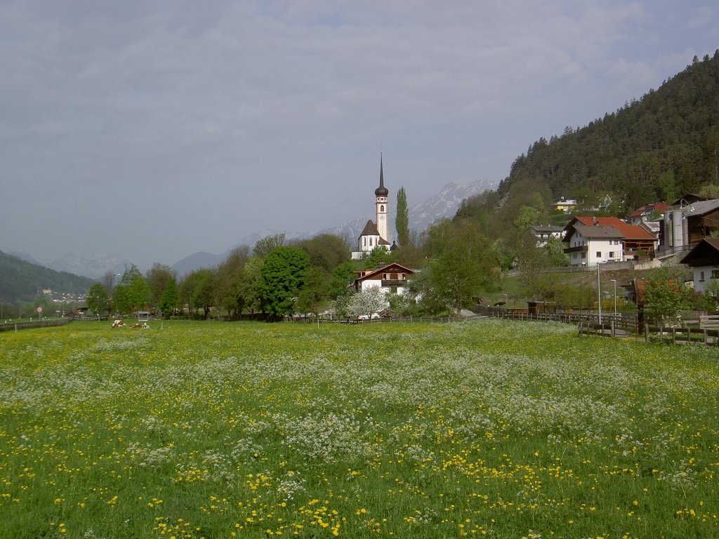 Aussicht auf die St. Georg Kirche von Pettnau im Inntal (01.05.2013)