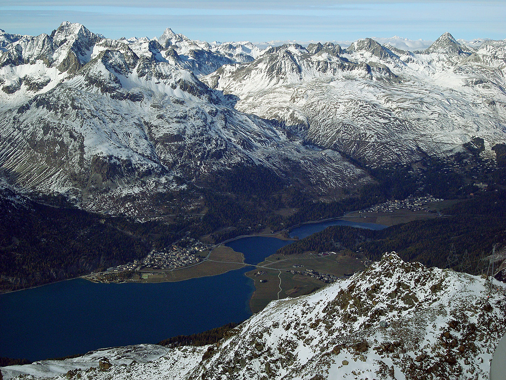 Aussicht in die frisch verschneite Bergwelt. Gut sichtbar das Dorf Silvaplana. Aufnahme auf dem Corvatsch, 15. Okt. 2009, 15:45