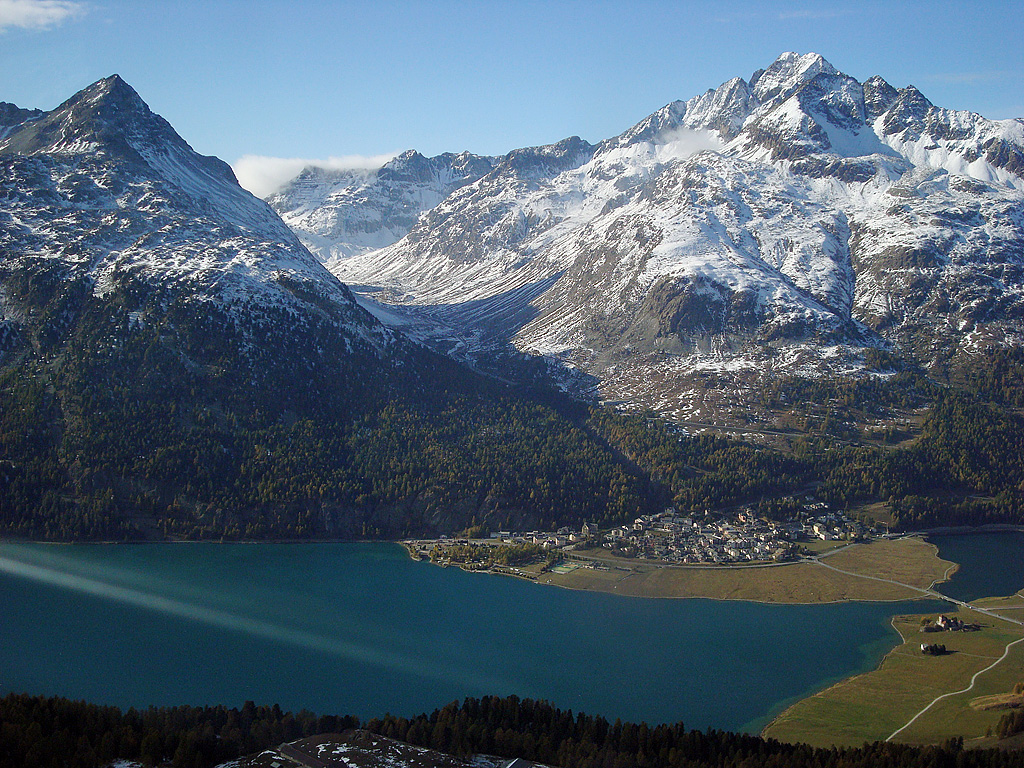 Aussicht in die frisch verschneite Bergwelt. Gut sichtbar das Dorf Silvaplana. Aufnahme von unterwegs in der Luftseilbahn, 15. Okt. 2009, 16:07