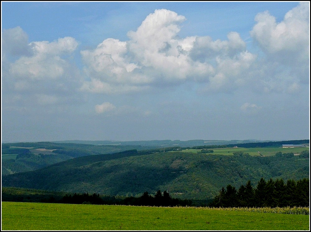 Aussicht ber die Hgel und Tler in der Nhe von Heiderscheid. 04.09.2010 (Hans)