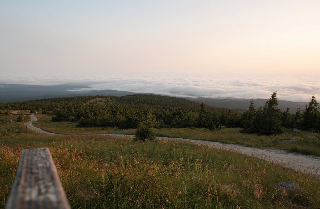 Bad Harzburg am Harznordrand und am Fue des Kleinen Brocken liegt heute unter einer Wolkendecke; Blick vom Gipfelrundweg des Brocken am 12.07.2013 nach Sonnenaufgang...