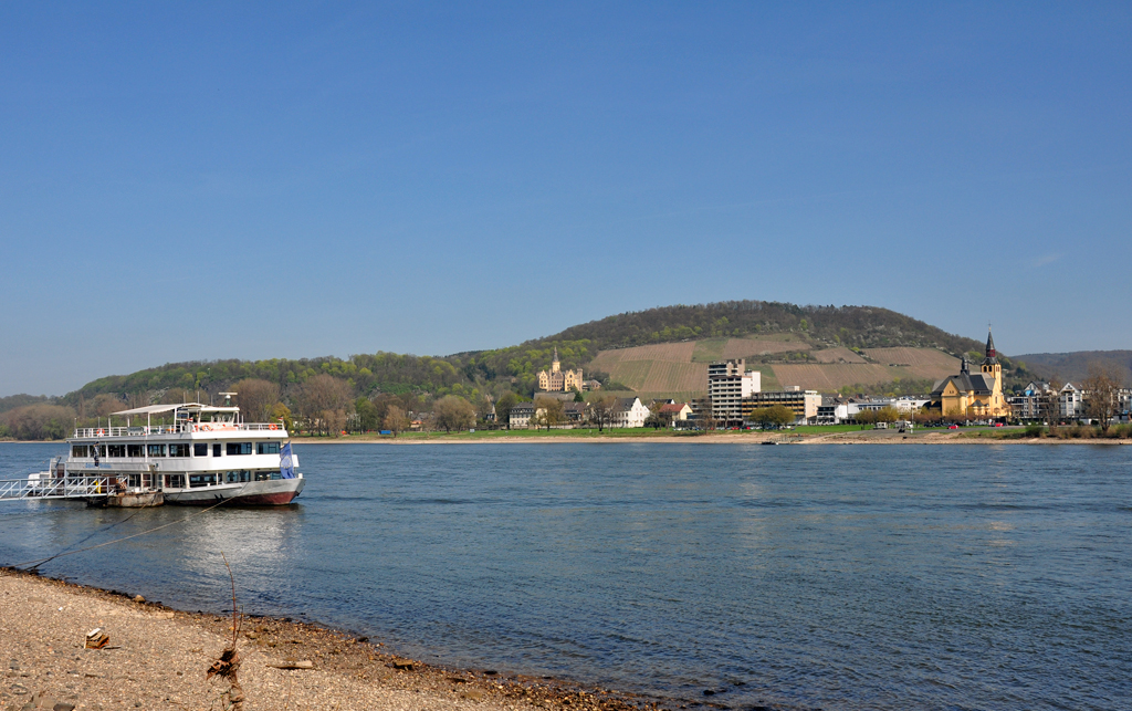 Bad Hnningen am Rhein mit Schlo, von Bad Breisig aus aufgenommen - 28.03.2011
