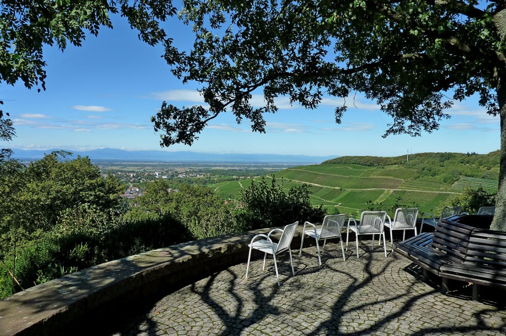 Badenweiler, herrlicher Aussichtspunkt am Fue der Burgruine mit Blick in die Rheinebene und zu den Vogesen, Sept.2011