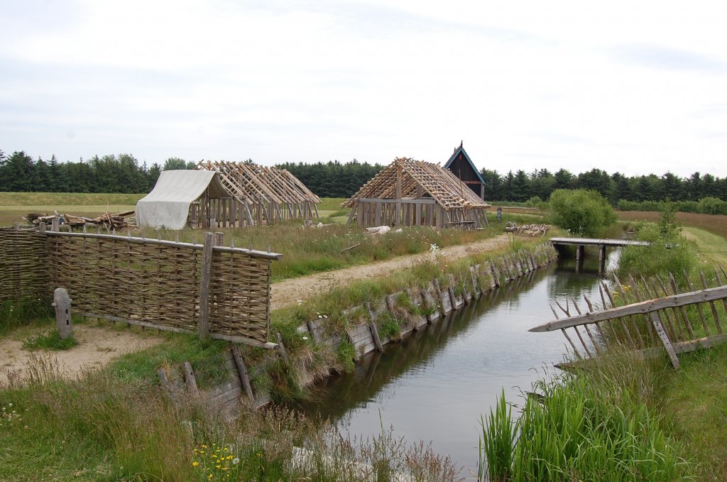 Bei Falen nahe Bork Havn ist das Wickingermuseum zu entdecken , das sich in die Landschaft einpasst. 13.6.2011