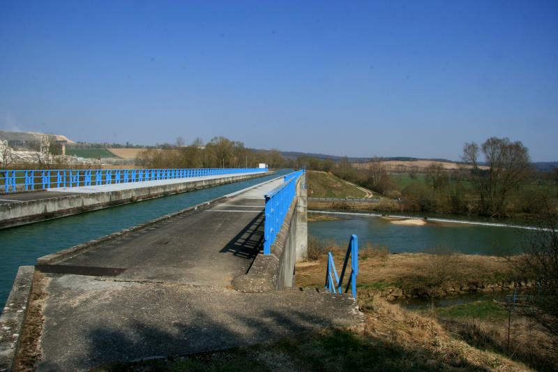 Bei Troussey berspannt die Trogbrcke vom Canal de la Marne au Rhin die Meuse; 25.03.2012 